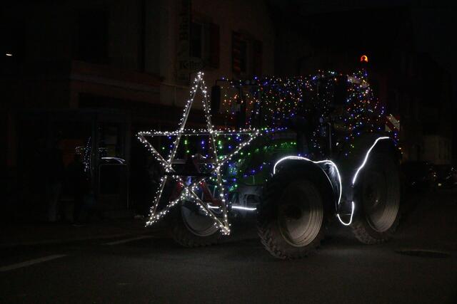 Ein Funken Hoffnung - Weihnachtstraktoren touren durch die VG Lingenfeld | Foto: Heike Schwitalla