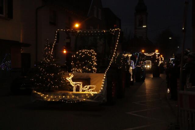 Ein Funken Hoffnung - Weihnachtstraktoren touren durch die VG Lingenfeld | Foto: Heike Schwitalla