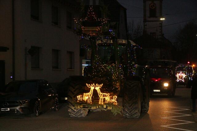 Ein Funken Hoffnung - Weihnachtstraktoren touren durch die VG Lingenfeld | Foto: Heike Schwitalla
