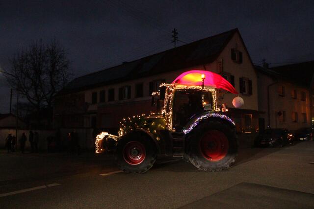 Ein Funken Hoffnung - Weihnachtstraktoren touren durch die VG Lingenfeld | Foto: Heike Schwitalla