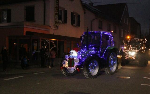 Ein Funken Hoffnung - Weihnachtstraktoren touren durch die VG Lingenfeld | Foto: Heike Schwitalla