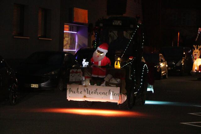 Ein Funken Hoffnung - Weihnachtstraktoren touren durch die VG Lingenfeld | Foto: Heike Schwitalla