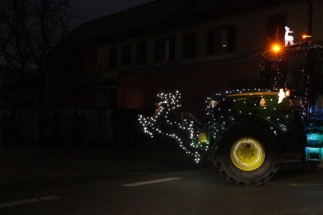 Ein Funken Hoffnung - Weihnachtstraktoren touren durch die VG Lingenfeld | Foto: Heike Schwitalla