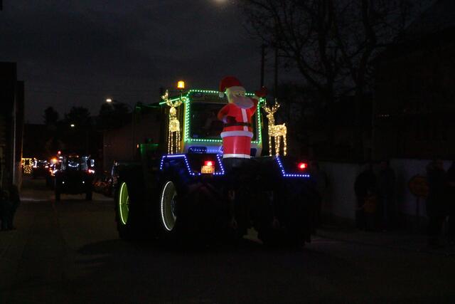 Ein Funken Hoffnung - Weihnachtstraktoren touren durch die VG Lingenfeld | Foto: Heike Schwitalla