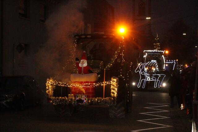 Ein Funken Hoffnung - Weihnachtstraktoren touren durch die VG Lingenfeld | Foto: Heike Schwitalla
