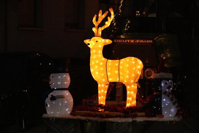 Ein Funken Hoffnung - Weihnachtstraktoren touren durch die VG Lingenfeld | Foto: Heike Schwitalla