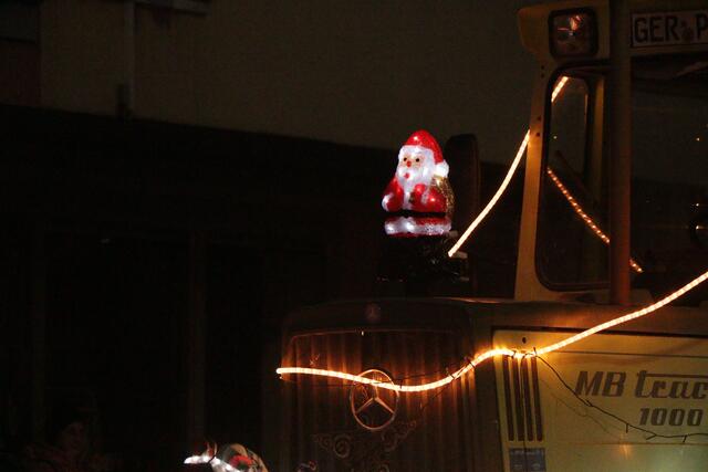 Ein Funken Hoffnung - Weihnachtstraktoren touren durch die VG Lingenfeld | Foto: Heike Schwitalla