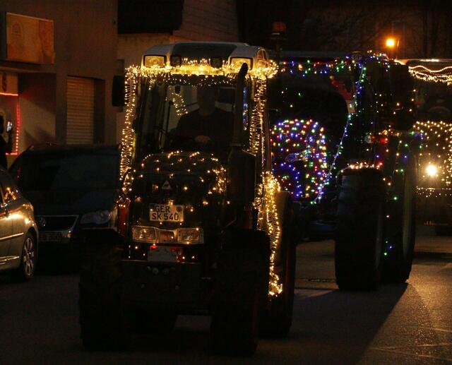 Ein Funken Hoffnung - Weihnachtstraktoren touren durch die VG Lingenfeld | Foto: Heike Schwitalla