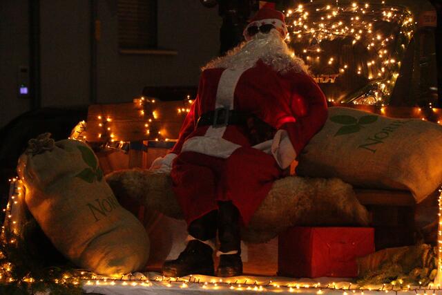Ein Funken Hoffnung - Weihnachtstraktoren touren durch die VG Lingenfeld | Foto: Heike Schwitalla