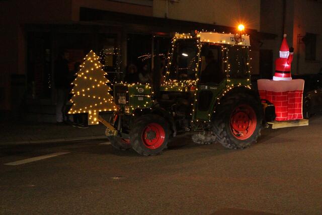 Ein Funken Hoffnung - Weihnachtstraktoren touren durch die VG Lingenfeld | Foto: Heike Schwitalla