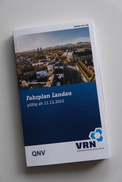 Druckfrisch ist das neu aufgelegte Fahrplanbuch: Manche haben aber doch gern ein gedrucktes Fahrplanbuch mit allen Abfahrtszeiten in der Hand | Foto: KV SÜW