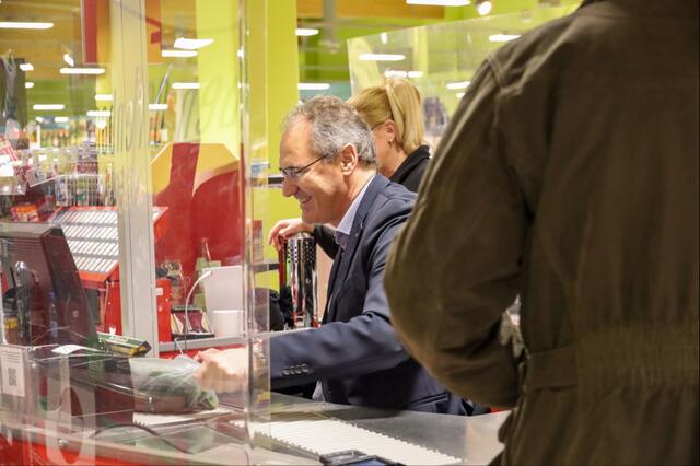 Landrat Dietmar Seefeldt an der Kasse im Wasgau-Markt Offenbach | Foto: Sparkasse Südpfalz