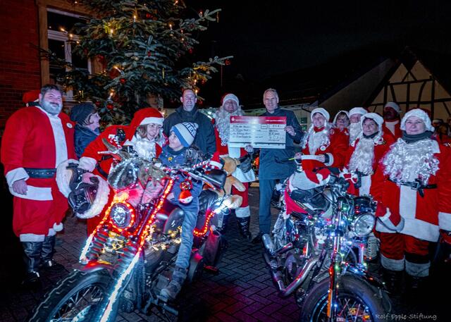 Bei der Scheckübergabe an die Riding Santas in Hochstadt | Foto: Rolf H. Epple
