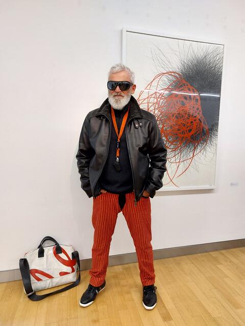 Ton in Ton mit einem Gemälde Wolfgang Merkel: Haßlocher Künstler | Foto: Brigitte Melder