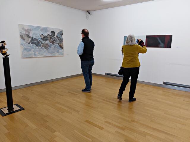 Ganz links auf hohem Sockel Skulptur von Bildhauer Peter Brauchle | Foto: Brigitte Melder