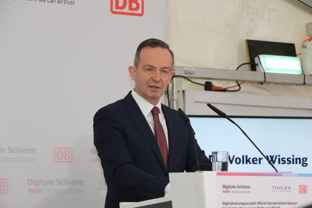 Volker Wissing, Bundesminister für Verkehr und digitale Infrastruktur der Bundesrepublik Deutschland, freut sich über die Digitalisierung auf den deutschen Schienen. | Foto: Heike Schwitalla