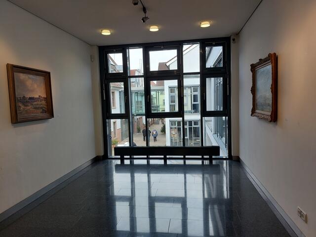 Blick nach draußen in den Kulturhof mit Spiegelung | Foto: Brigitte Melder