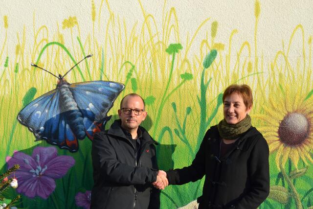 Im Namen der gesamten Lebenshilfe Südliche Weinstraße bedankte sich 
Niko Körper, Geschäftsbereichsleitung Wohnen und Familie, 
bei der scheidenden Kita-Leitung Rebecca Jungkind für ihre langjährigen Verdienste.
 | Foto: Dennis Christmann/Lebenshilfe Südliche Weinstraße