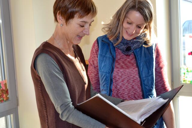 Ob mit Eltern, Kindern oder Kolleginnen wie Stellvertreterin Jennifer Hollerith: 
Der persönliche Austausch auf Augenhöhe ist Rebecca Jungkind sehr wichtig. | Foto: Dennis Christmann/Lebenshilfe Südliche Weinstraße