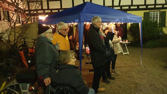 Sehr kalt - Aber mit heißem Glühwein geht es | Foto: pk