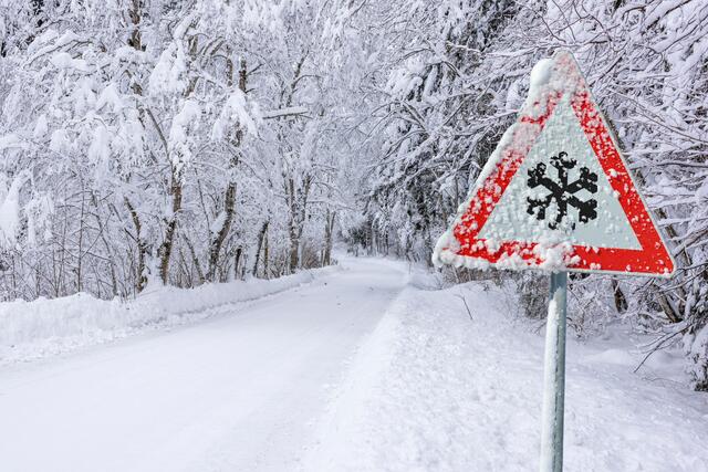 Schneefall und Glätte auf der Straße beeinträchtigen die Müllabholung im Landkreis | Foto: Wolfisler/stock.adobe.com