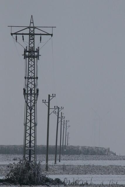 Strommasten vor Windrädern | Foto: Franz-Walter Mappes