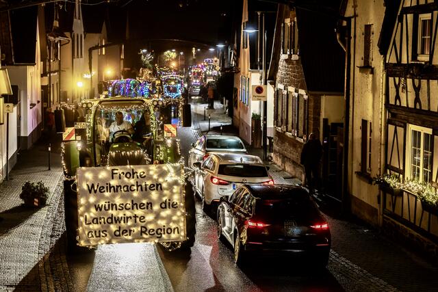 Reporterin Brigitte Melder und ihr Mann hielten die Traktoren bei der Tour durch die Verbandsgemeinde Edenkoben fest | Foto: Hans-Peter Melder