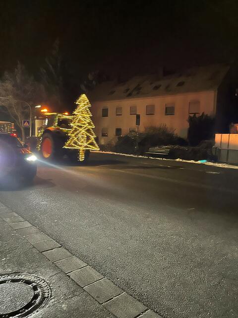 Liebevoll dekoriert: Auch von hinten war der ein oder andere Traktor festlich geschmückt | Foto: Katharina Schmitt