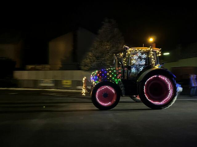 Bunt oder klassisch leuchtend: Die Traktoren erfreuten Kinder und Erwachsene gleichermaßen. Dabei war es egal, ob die Kinder im Traktor oder am Straßenrand waren | Foto: Katharina Schmitt