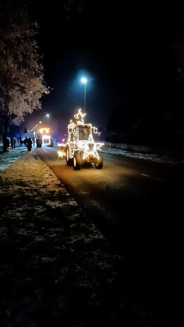 Auch kleinere Traktoren machten mit und dekorierten ihre Traktoren mit vielen Lichtern | Foto: Nicola Vongerichten