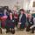 Betreuungskraft Sandra Kohn (v.l.), Oberbürgermeisterin Cornelia Petzold-Schick (v. Mitte) und Einrichtungsleiter Jörg Israel (v.r.) feierten gemeinsam mit den Bewohner:innen eine Weihnachtsfeier. | Foto: CV