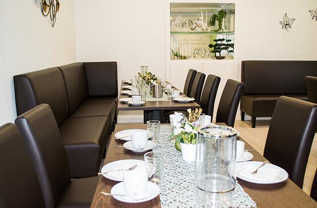 Zum Traueratelier Jung gehört auch ein gemütliches Café, das 55 Plätze für Trauerfeiern bietet. | Foto: Frank Schäfer