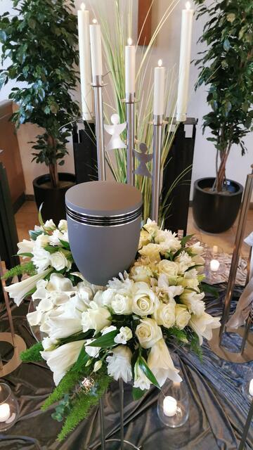 Das Traueratelier Jung bietet jeden Service rund um die Bestattung unter einem Dach - alles aus einer Hand | Foto: Traueratelier Jung