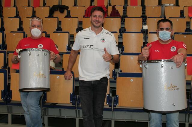 Der ehemalige Eulen-Trainer Benjamin Matschke mit den Eulen-Trommlern (Foto Michael Sonnick)