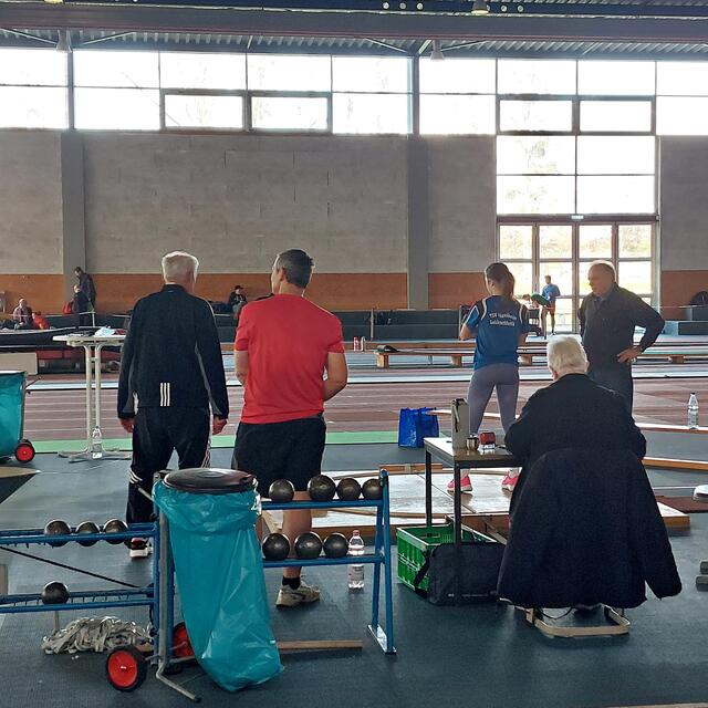 Sportler vom TSV Iggelheim beim Kugelstoßen | Foto: Brigitte Melder