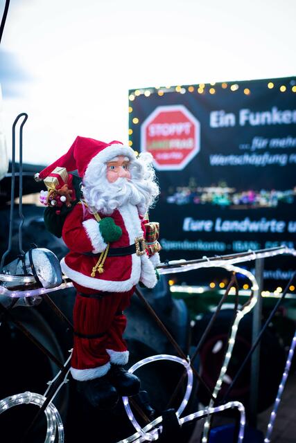 Stoßen überall, wo sie auftauchen, für reges Interesse: die weihnachtlich geschmückten Traktoren der Landwirte aus der Region | Foto: Cornelia Bauer
