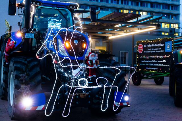 Umrahmen die Spendenübergabe vorm Diakonissen-Krankenhaus in Speyer: die weihnachtlich beleuchteten Traktoren der Landwirte aus der Region | Foto: Cornelia Bauer
