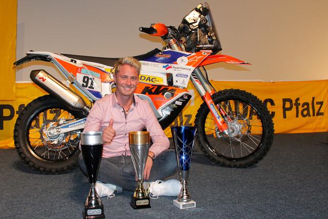 KTM-Pilot Mike Wiedemann feiert Etappensieg bei der legendären DAKAR-Rally (Foto Michael Sonnick)