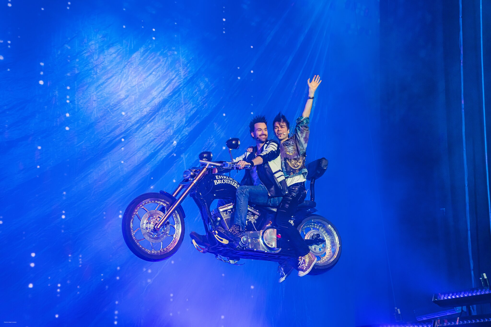 Ehrlich Brothers Fliegen Wie Geht Das Ehrlich Brothers in der SAP-Arena in Mannheim: Traum vom Fliegen