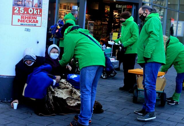Heavens Fighter bringen Obdachlosen in der Innenstadt ein warmes Essen | Foto: Heavens Fighter