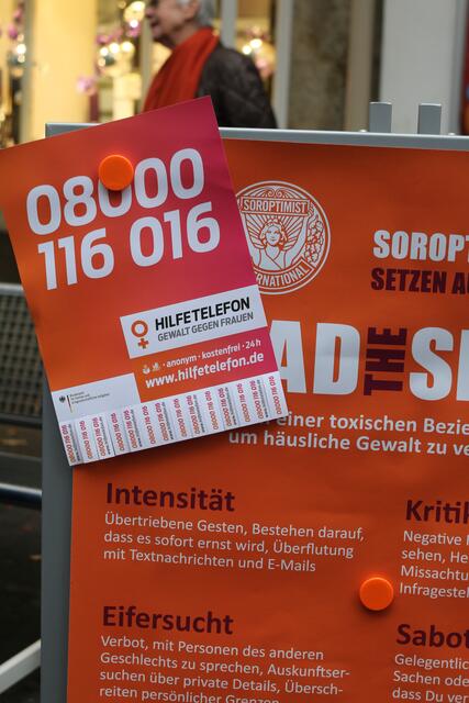 Häusliche Gewalt gegen Frauen beginnt immer im Kleinen: Kontrolle über das Handy, Eifersuchtsdramen und vieles mehr. Das Hilfetelefon berät Betroffene, bietet in unterschiedlicher Form Beratungen unter anderem rund um das Thema häusliche Gewalt. Am Internationalen Tag rund um die Frau, der auch die orange days einleitet, wird jedes Jahr die Bevölkerung aufmerksam gemacht. | Foto: Gisela Böhmer