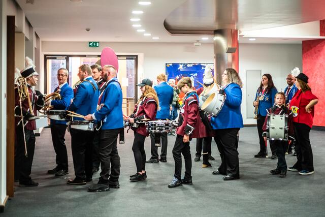 Warten auf den großen Auftritt bei der Prunksitzung der Karneval-Kommission im Musensaal. | Foto: Christian Gaier 