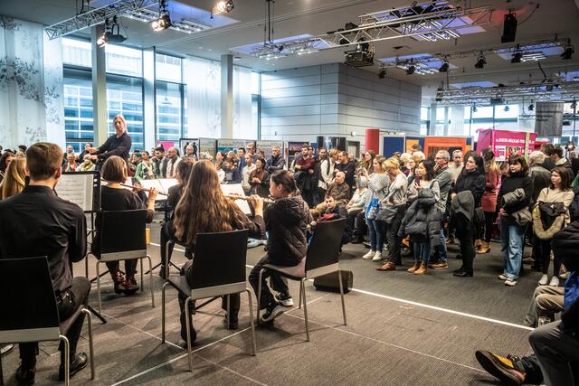 Großer Andrang beim Bühnenprogramm auf Ebene 2. | Foto: Christian Gaier 