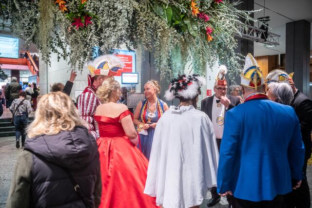 Närrischer Adel im Foyer. | Foto: Christian Gaier