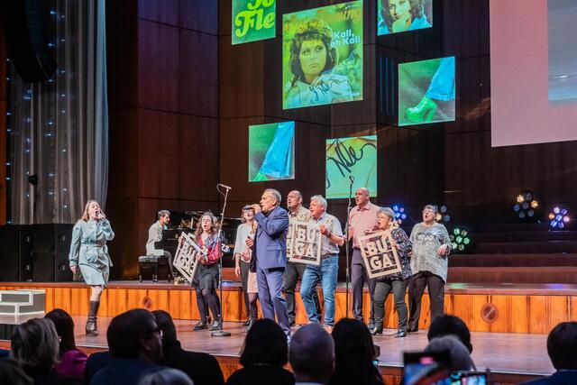 Im Rosengarten sahen die Zuschauer einen Auszug aus dem Joy-Fleming-Musical. | Foto: Christian Gaier 