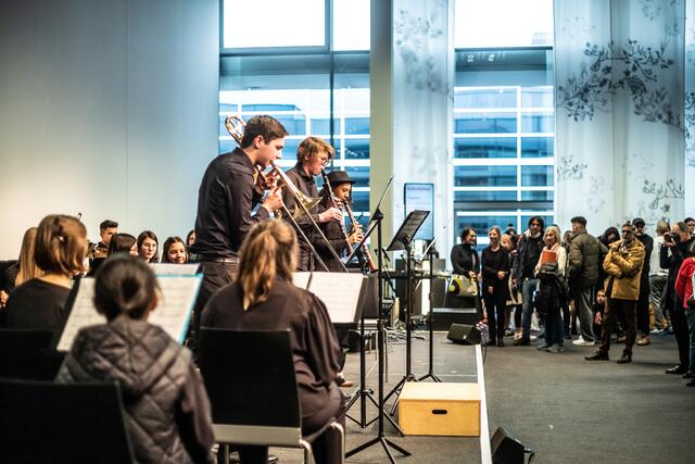 Jazzige Klänge beim Bühnenprogramm auf Ebene 2. | Foto: Christian Gaier 