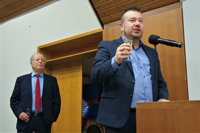 Patrick Weißler, Bürgermeister der Verbandsgemeinde Hauenstein, links Ortsbürgermeister Hermann Rippberger. | Foto: W. G. Stähle
