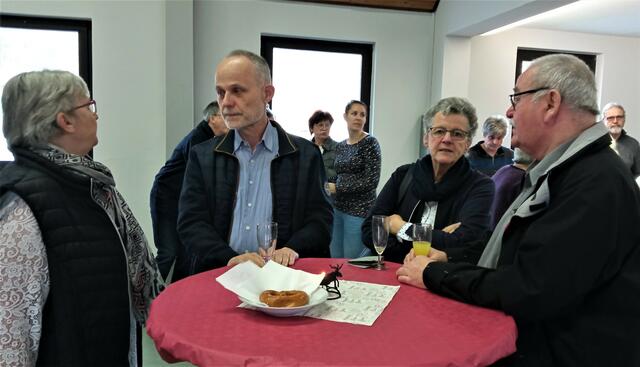 „Wer Bedarf hat, kann sich gerne an uns wenden.“ Karin Falkenhain, Seniorenbeauftrage der Verbandsgemeinde und Behindertenbeauftragter Raymund Burkhard (beide Bildmitte). | Foto: W. G. Stähle