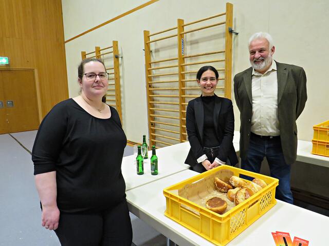 Fleißige Helfer und Helferinnen um Peter Julier | Foto: Brigitte Melder