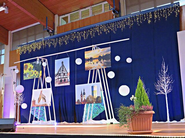 Tolles Bühnenbild mit Fotos der Bevölkerung aus Pixelprojekt | Foto: Brigitte Melder